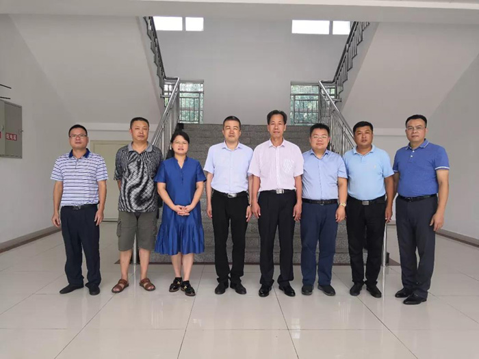 广东省信宜市市政府领导一行参观考察德州新能源汽车产业