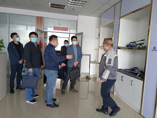 德州市科技局副局长耿欣、高新科科长郭立伟陪同省审计厅领导莅临智途汽车小镇孵化器考察调研